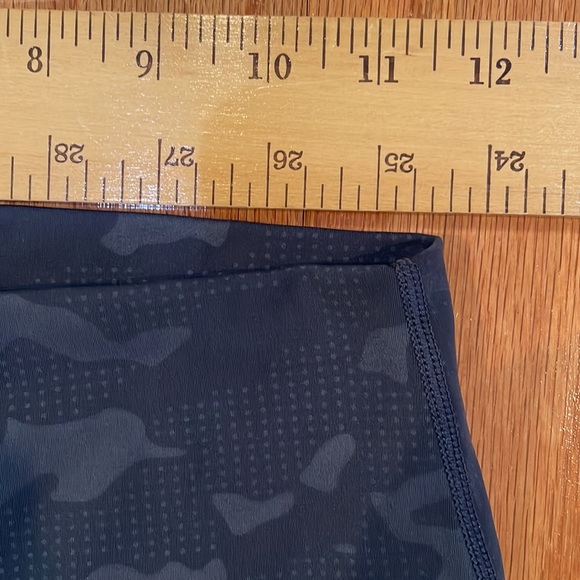 Zyia Woman’s Gray Camo Leggings Size 4 - Picture 5 of 8